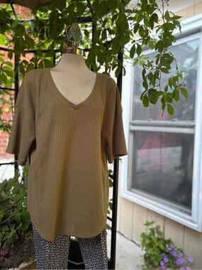 Merokeety V-Neck Textured Short Sleeve Tee in Olive XSize XL